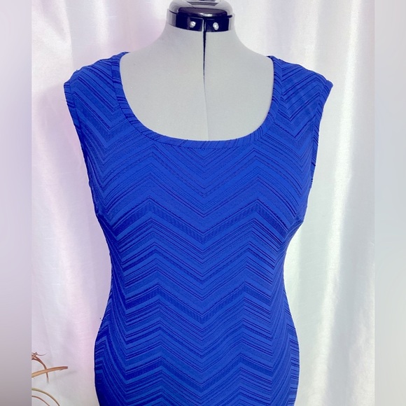 Cache Dress - Picture 2 of 11